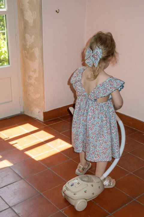 Dusty Cherry – dziecko bawiące się odkurzaczem zabawkowym