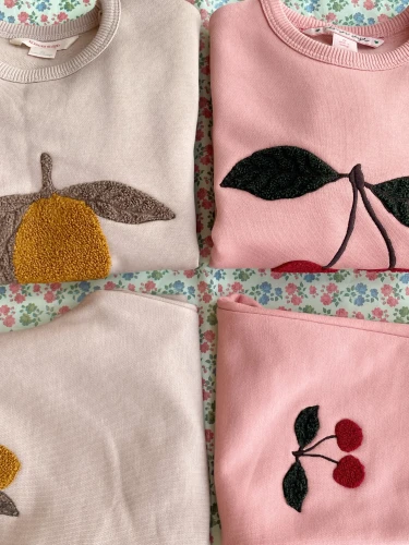 Lou Terry Oxford Tan Lemon – bluza z cytryną w zestawieniu z różową odzieżą dziecięcą