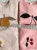 Lou Terry Oxford Tan Lemon – bluza z cytryną w zestawieniu z różową odzieżą dziecięcą