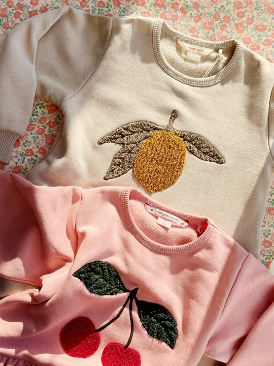 Konges Sløjd Lou Terry Oxford Tan Lemon – dziecięca stylizacja flat lay