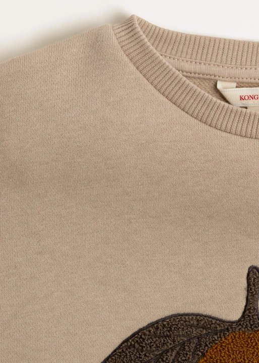 Lou Terry Oxford Tan Lemon – okrągły dekolt i fragment aplikacji