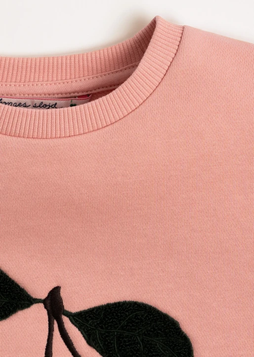 Lou Terry Mellow Rose Cherry – okrągły dekolt i detal bluzy