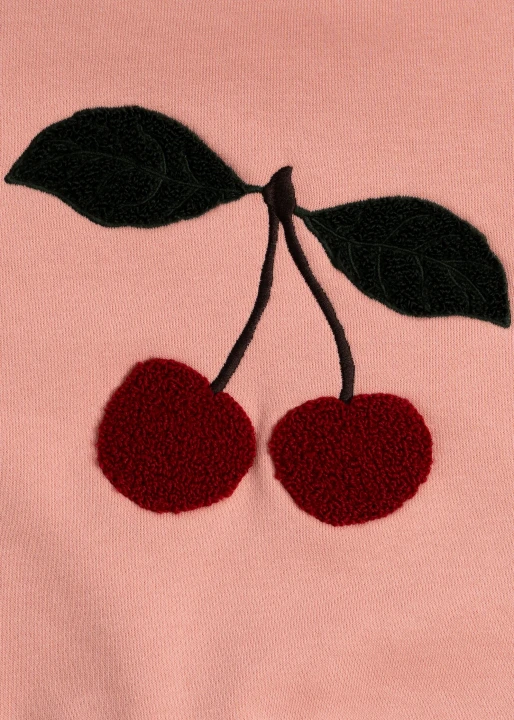Lou Terry Mellow Rose Cherry – aplikacja czerwonych wiśni