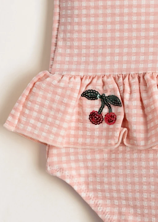 Etta Mellow Rose – faktura seersucker, falbanka i cekinowe wiśnie