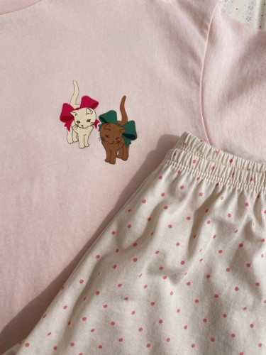 Famo Box Fit Pirouette Dot Creole Pink detal koszulki i spodenek