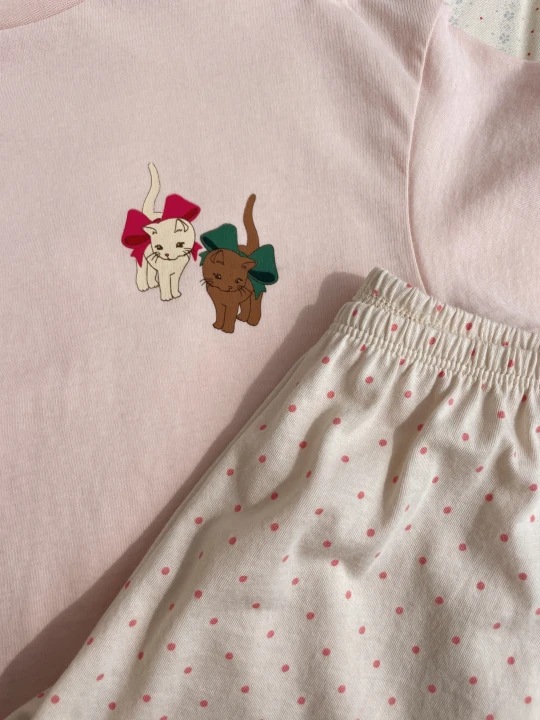 Famo Box Fit Pirouette Dot Creole Pink detal koszulki i spodenek