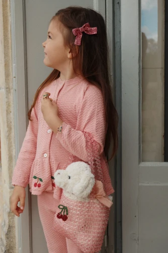 Konges Sløjd Madeleine Puppy Fiola przytulanka w dziecięcej stylizacji