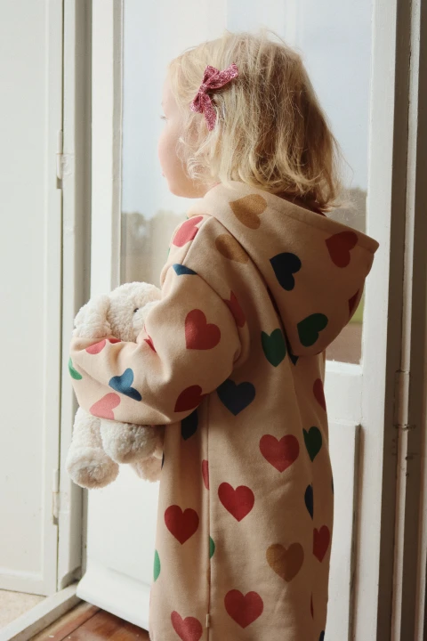 Konges Sløjd Madeleine Puppy Fiola w aranżacji dziecięcej