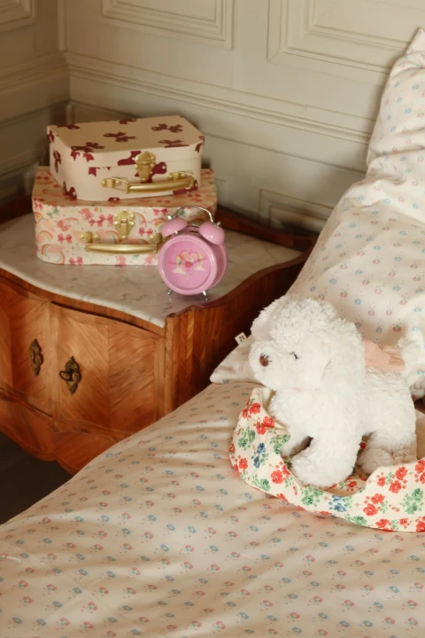 Madeleine Puppy Fiola w kwiatowym legowisku aranżacja