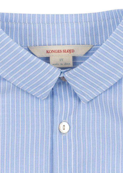 Konges Sløjd Wes Shirt Blue Stripe detal kołnierzyka
