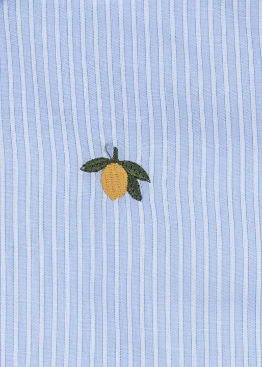 Konges Sløjd Wes Shirt Blue Stripe detal haftowanego motywu