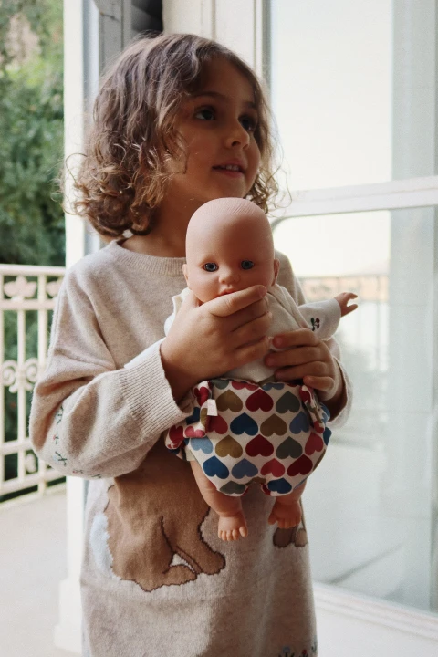 Konges Sløjd Elli The Doll lalka podczas zabawy z dzieckiem