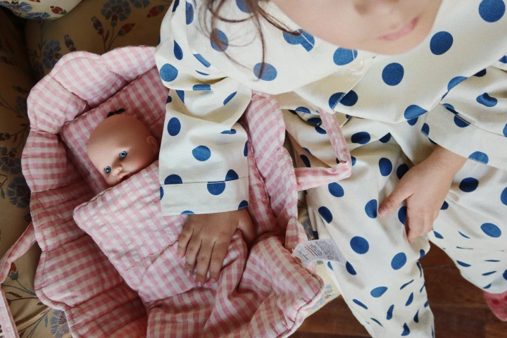 Konges Sløjd Elli The Doll lalka w aranżacji z wzorzystą tkaniną