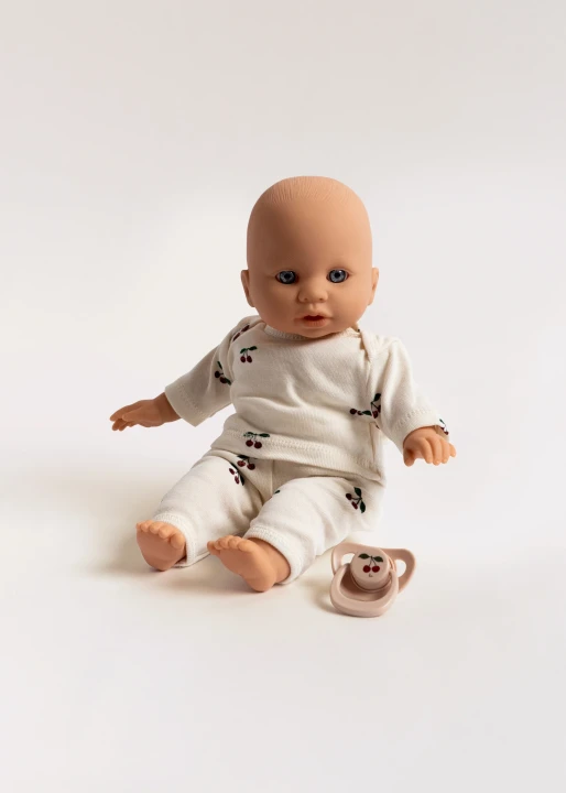 Konges Sløjd Elli The Doll lalka siedząca na jasnym tle