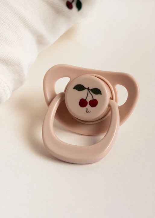 Konges Sløjd Elli The Doll detal smoczka