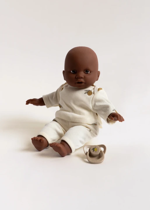 Konges Sløjd Billie The Doll Multi lalka siedząca na jasnym tle