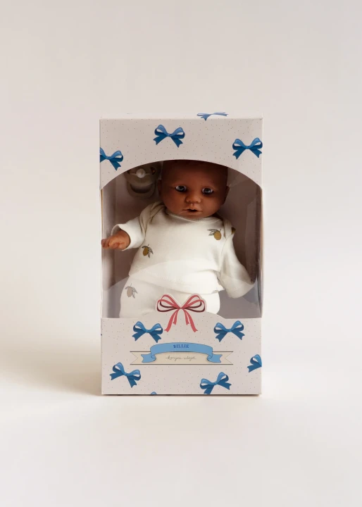 Konges Sløjd Billie The Doll Multi lalka w opakowaniu
