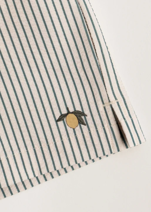 Konges Sløjd Seer Asnou Swimshorts GRS Tea Stripe detal wzoru i nogawki