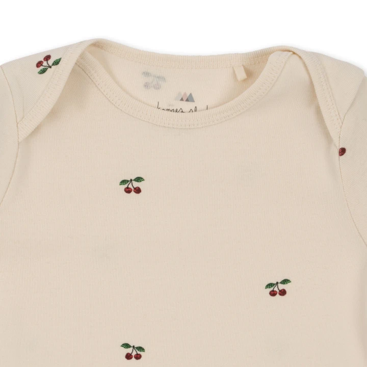 Konges Sløjd Onesie Cherry detal dekoltu i wzoru wisienek