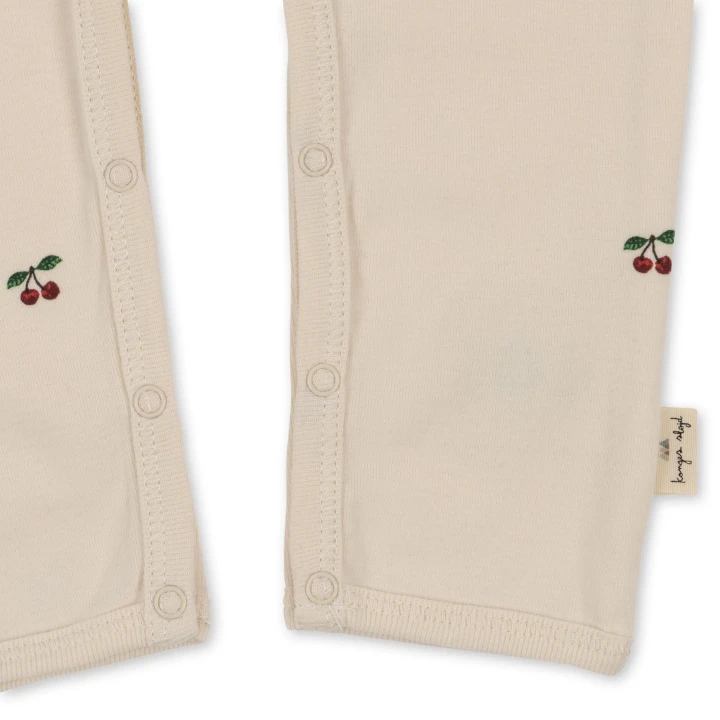 Konges Sløjd Onesie Cherry detal zapięcia na napy przy nogawkach