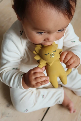 Konges Sløjd Onesie GOTS Cherry w niemowlęcej stylizacji