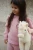 Konges Sløjd Starlight Unicorn Off White pluszak trzymany przez dziewczynkę