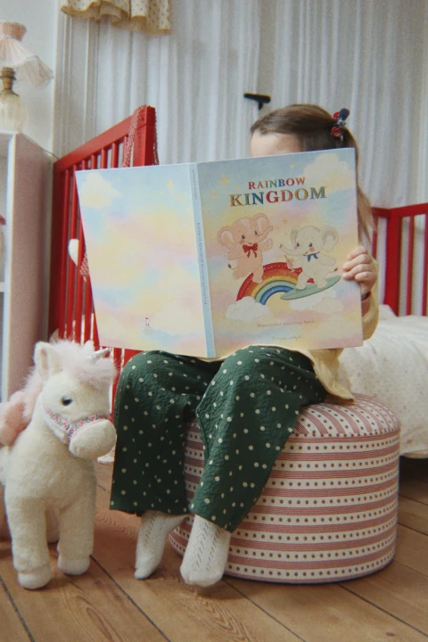 Konges Sløjd Starlight Unicorn Off White przytulanka w pokoju dziecka