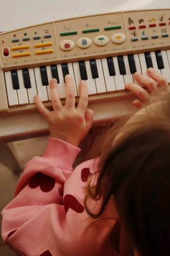 Konges Sløjd Music Keyboard Lemon dziecko grające na pianinku