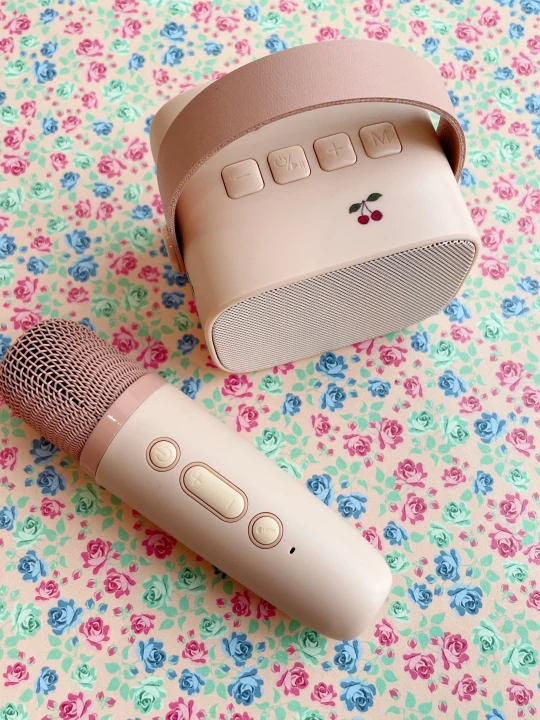 Konges Sløjd Kids Karaoke Cherry mikrofon i głośnik Bluetooth w aranżacji