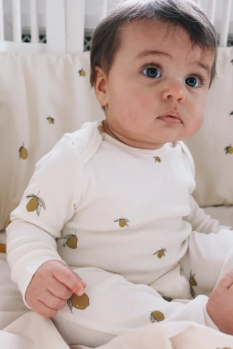 Konges Sløjd Onesie GOTS Lemon – pajacyk niemowlęcy na dziecku