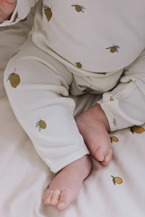 Konges Sløjd Onesie GOTS Lemon – detal pajacyka z długim rękawem