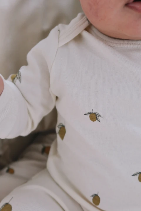 Konges Sløjd Onesie GOTS Lemon – dekolt i wzór żółtych cytryn