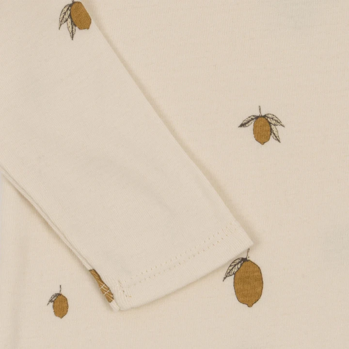 Konges Sløjd Onesie GOTS Lemon – zapięcie na napy i wzór cytryn