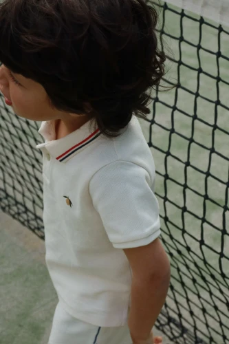 Białe spodenki dziecięce Florian Shorts w stylizacji z koszulką polo