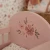 Soft Flowers drewniane łóżeczko dla lalek – kwiatowy detal