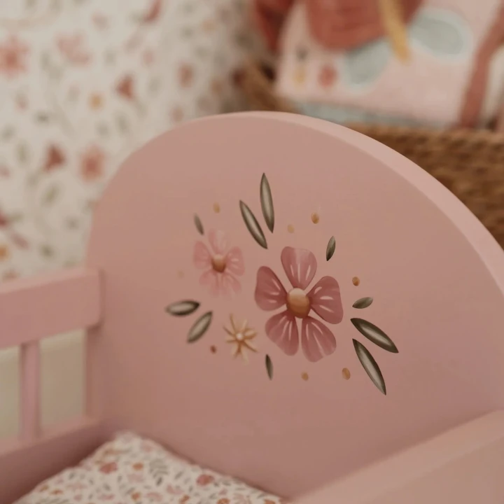 Soft Flowers drewniane łóżeczko dla lalek – kwiatowy detal