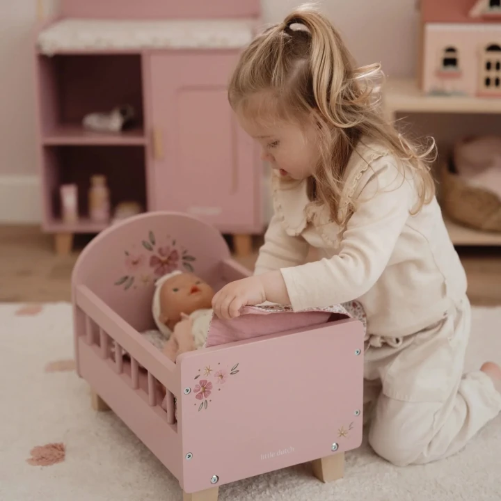 Drewniane łóżeczko dla lalek Little Dutch w zabawie