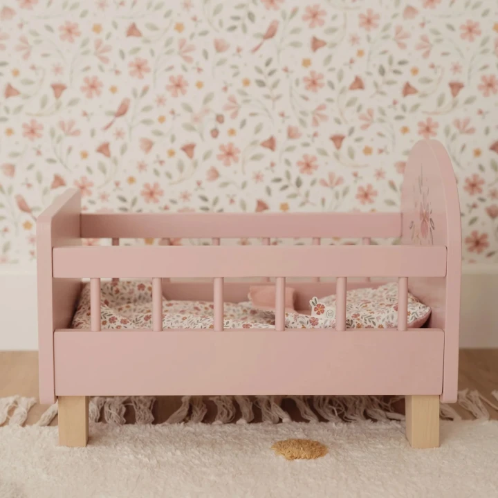 Drewniane łóżeczko dla lalek Soft Flowers – widok z boku