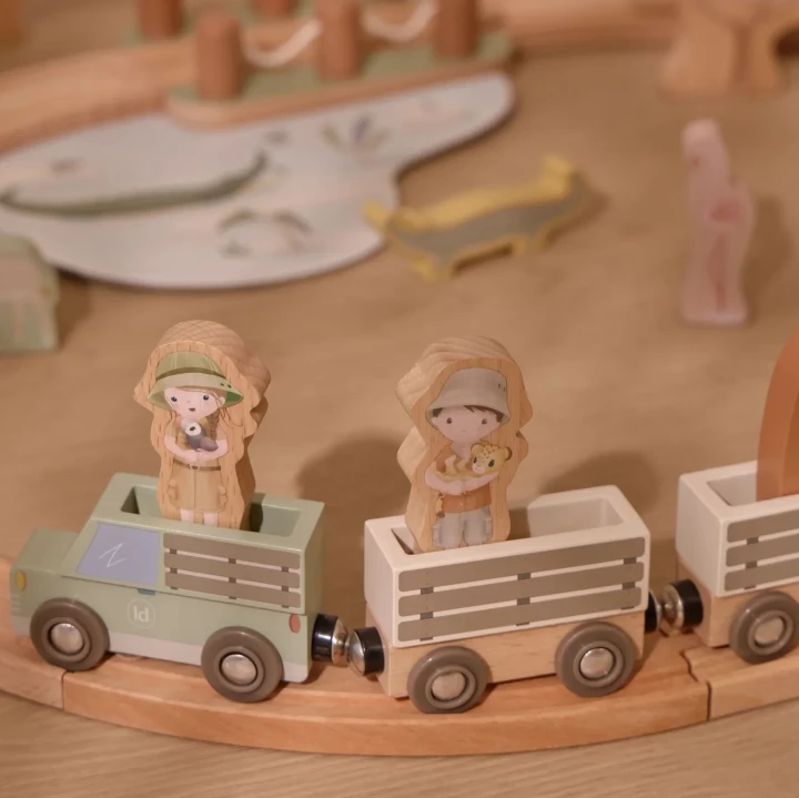 Drewniany pociąg Safari Friends – auto safari z przyczepami na torze