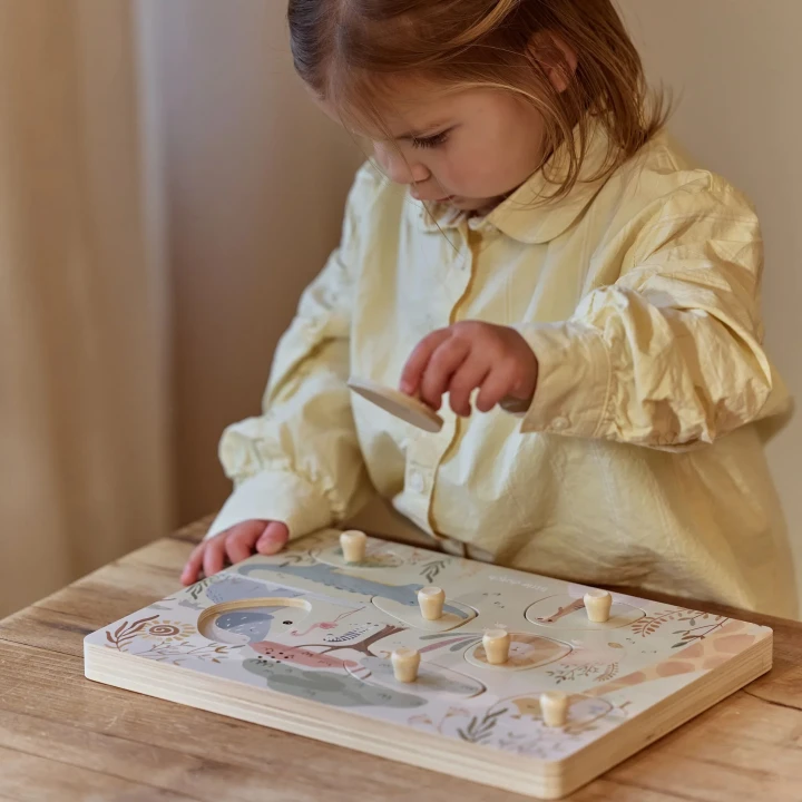 Drewniane puzzle dźwiękowe Safari Friends podczas zabawy dziecka