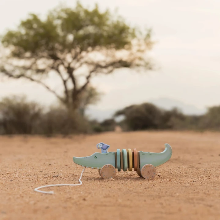 Drewniany krokodyl do ciągnięcia Safari Friends w plenerze
