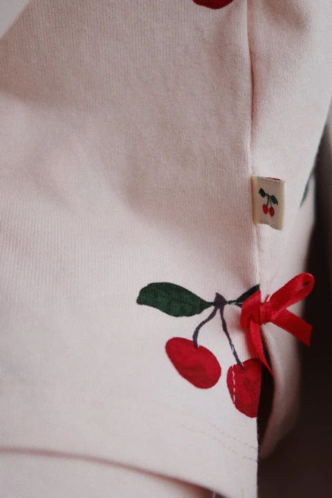 Drey Slit Tee GOTS – detal wzoru Ma Grande Cerise Peony