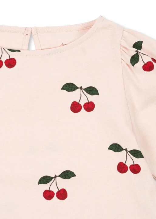 Drey Slit Tee Ma Grande Cerise Peony – detal dekoltu i wiśniowego nadruku