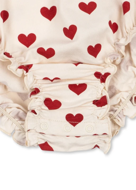 Basic Strap Body GOTS Amour Rouge – detal body niemowlęcego w serduszka