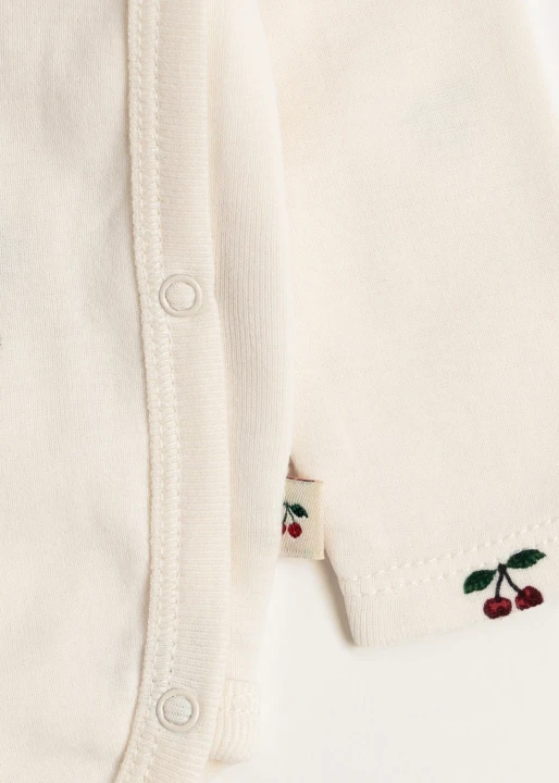 Konges Sløjd Newborn Body Cherry – detal kopertowego kroju