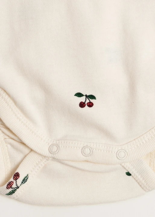 Newborn Body GOTS Cherry – detal body niemowlęcego w wiśnie