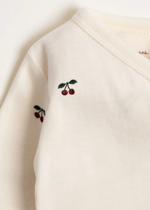 Konges Sløjd Newborn Body GOTS – detal wzoru Cherry