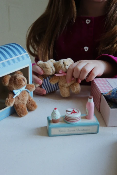 Elise Tiny Teddy – miniaturowy miś Konges Sløjd podczas zabawy