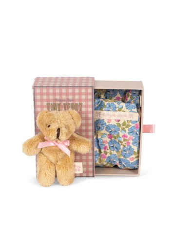 Konges Sløjd Elise Tiny Teddy – pluszowy miś w pudełku z łóżeczkiem