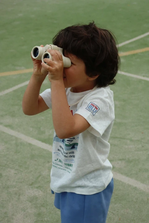 Explorer Binoculars Lemon – lornetka dziecięca podczas obserwacji